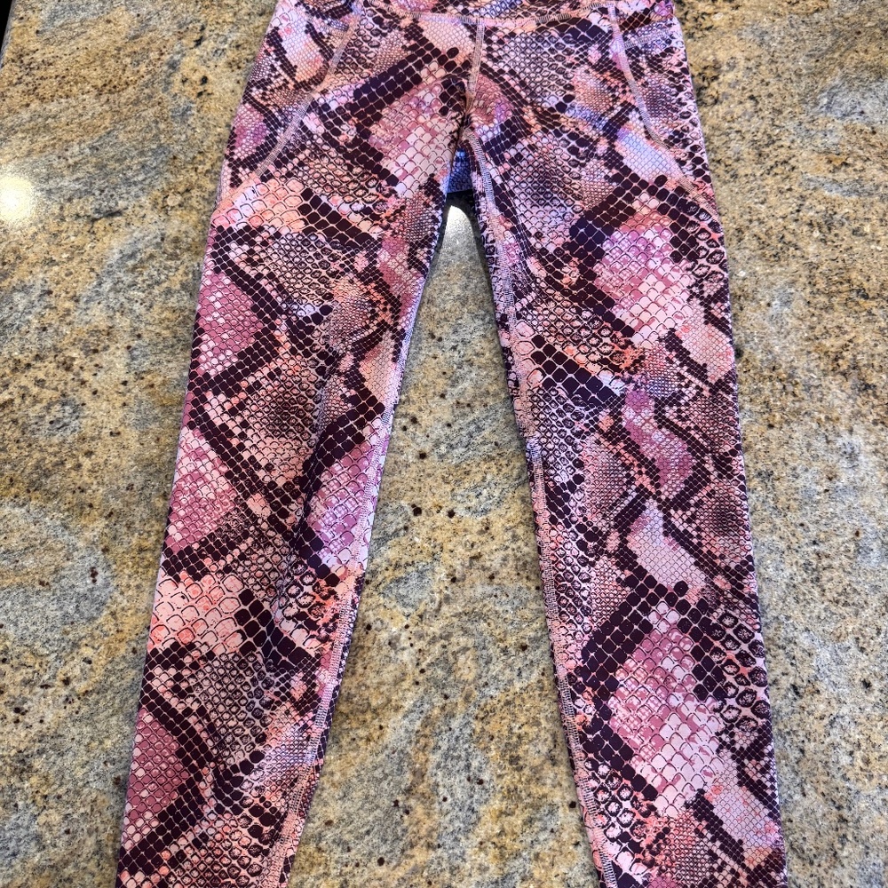 Old Navy peach snake skin. 7/8 length and has side pockets.  Size small